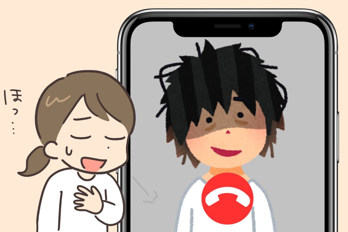 マッチングアプリのビデオ通話で相手の素顔が分かり、ほっとしている女性。